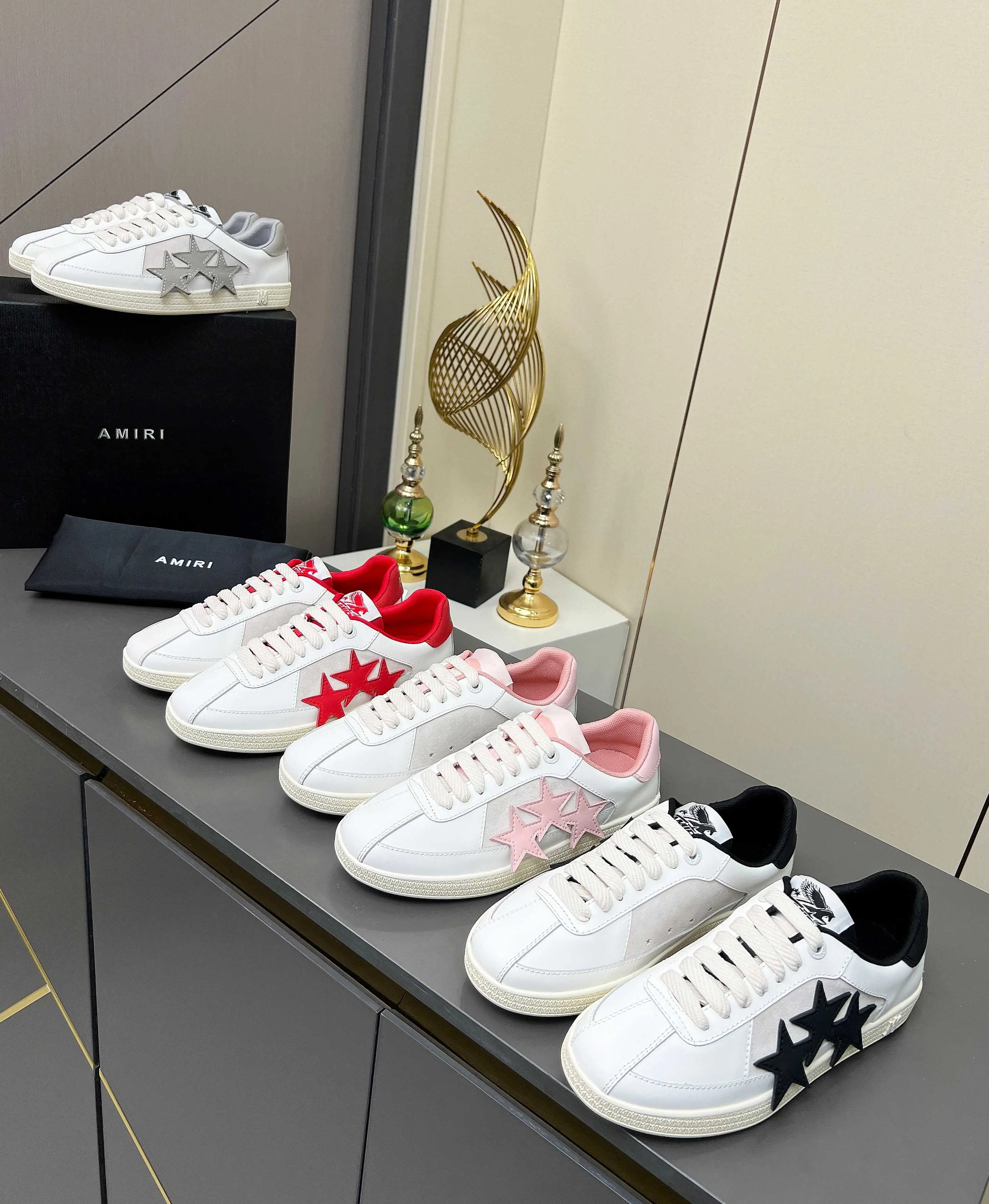 Men's Men's Shoes 💰580 Bone Shoes · AMIRI Skel-Top AMIRI 🔥 launches a new "ThePacific" series of low-top casual sports moral training shoes in the early spring of 2025. This iconic shoe covers men's and women's shoes, drawing inspiration from the brand's classic sports style and elegantly integrating West Coast style. "The Pacific" contrasting five-pointed star series is rooted in Amiri's unique California genes, showing the freedom and leisure atmosphere of the West Coast. This series launches two styles that incorporate the brand's iconic elements: the leather version is made of pure white leather with a same-color sole, and is embellished with star patterns on the side of the shoe, just like the bright starry sky of California. The black and ocean blue colors are shared by men and women, and there is also a red star model exclusive for men and a light pink star model exclusive for women. The suede model is decorated with the brand's classic bone pattern on the side of the shoe. The rubber sole and suede fabric complement each other. The color scheme covers black, chocolate and sand, and is suitable for both men and women. Made of imported cowhide and decorated with bone pieces on the sides of the upper, it is novel and unique and has a good three-dimensional effect! High-density breathable mesh lining + original molded TPU outsole 🙏 Recommended by celebrities, bloggers and internet celebrities, 🚵🏻 an indispensable item for shopping, partying and traveling. One of the most unmissable sneakers in 2025 ✦Color: 10 colors available ✦Size: Women’s size 35--40, ✦Size: Men’s size 39--45,